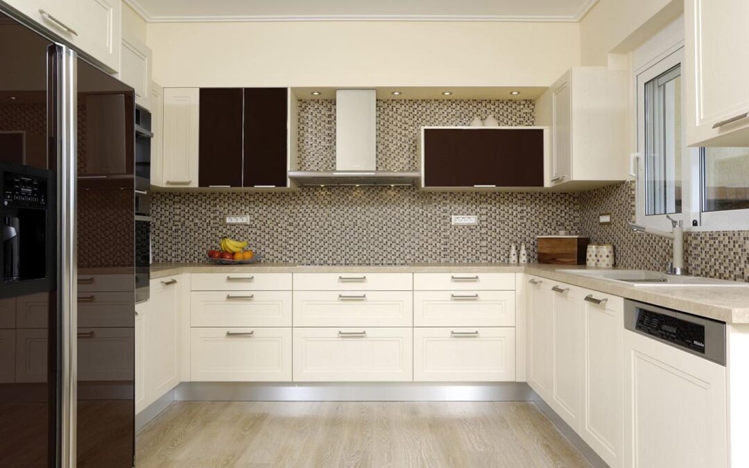 Κλασική κουζίνα σε ‘βανίλια’ με γυαλί