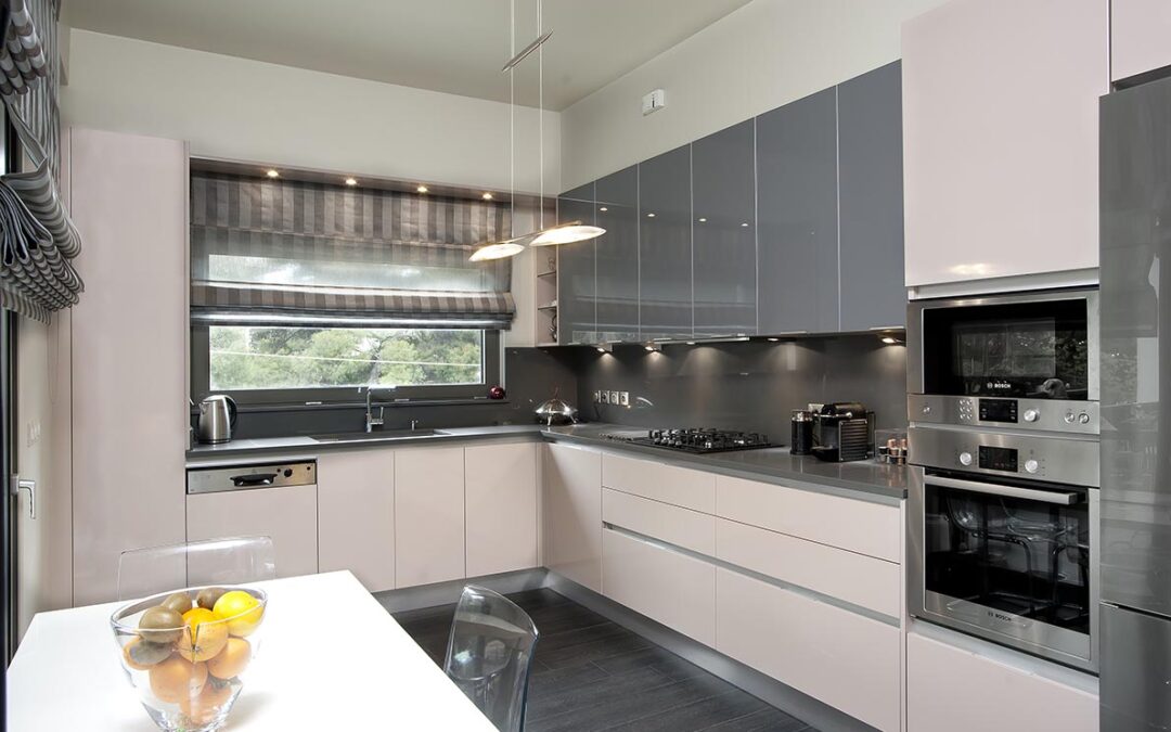 Έπιπλα κουζίνας σε Λάκα και Γυαλί