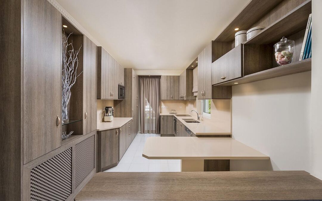 Κλασική κουζίνα με custom made κατασκευές